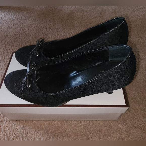 Signature Coach Pump - Picture 2 of 4